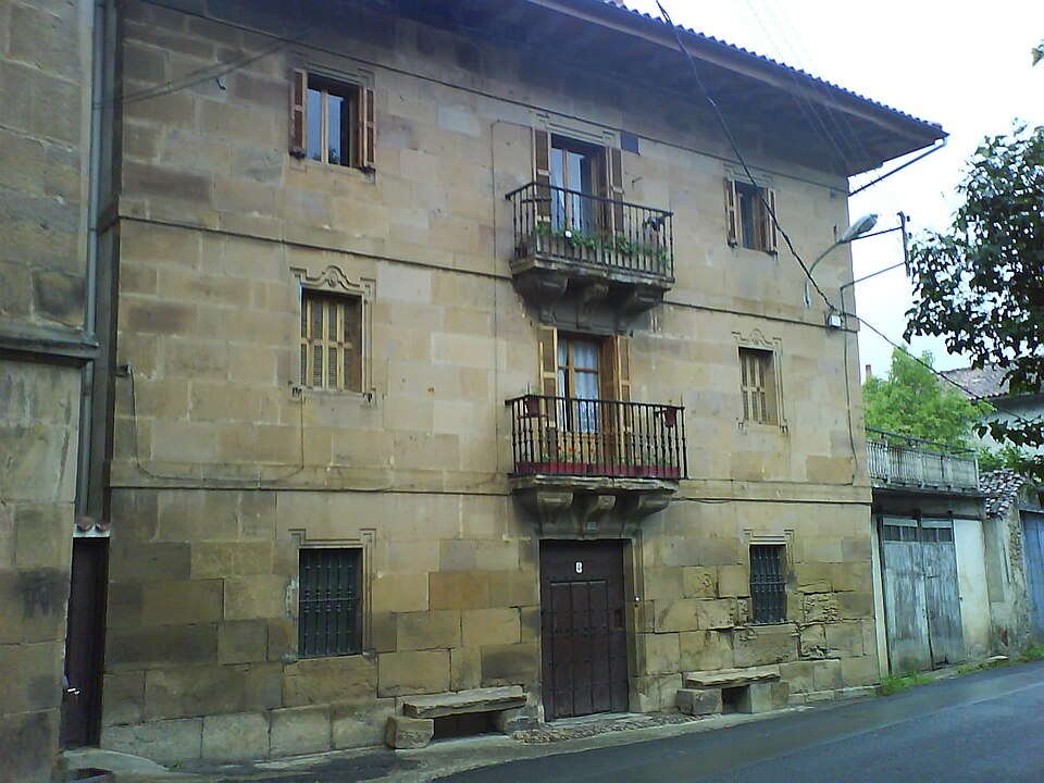 Fayl:Edificio de Cegama.JPG