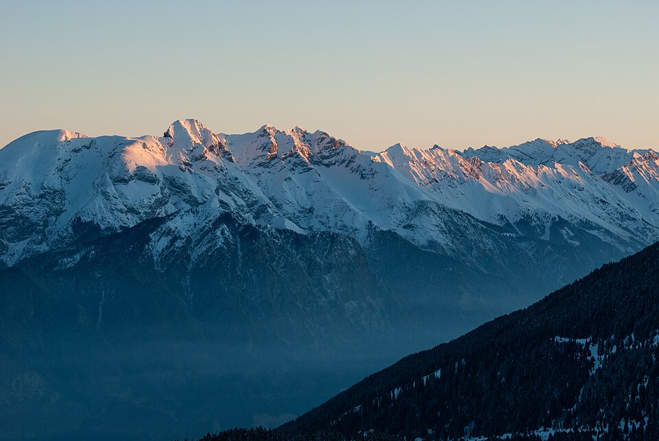 Fayl:Inntalkette bei Sonnenaufgang.jpg