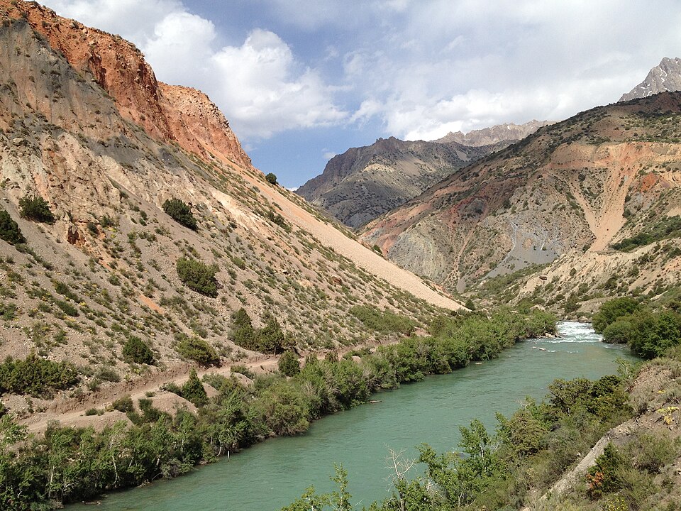 Fayl:Iskander Darya in higher reaches.jpg