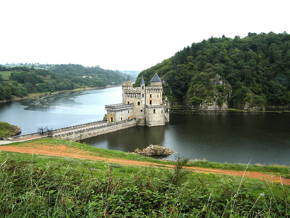 Fayl:Chateau La Roche St Priest.jpg
