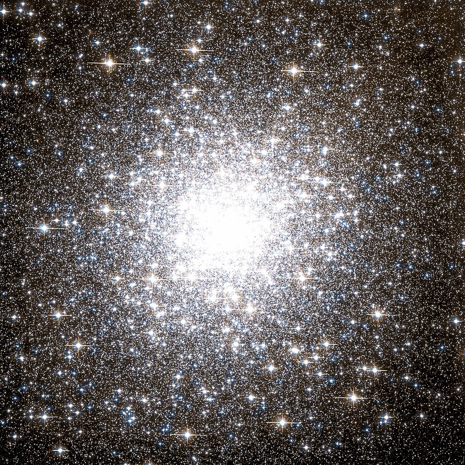 Fayl:Messier 2 Hubble WikiSky.jpg