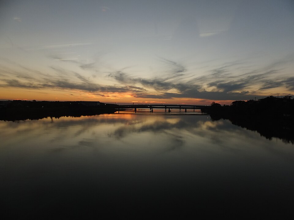 Fayl:Yoneshiro River in the dusk.jpg