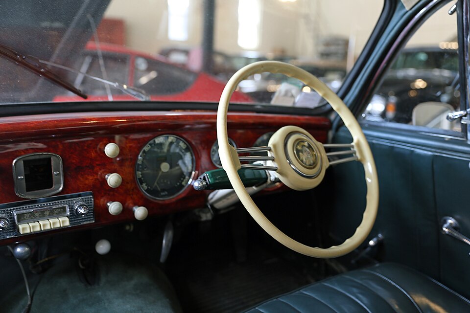 Fayl:1954 Salmson 2300S coupé, dashboard.jpg