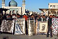 Masjid tashqarisidagi norozilik namoyishi, odamlar bu norozilikning diniy emas, faqat madaniy maqsadlarga qaratilganini bildiruvchi bannerlarni ko‘tarib turgan
