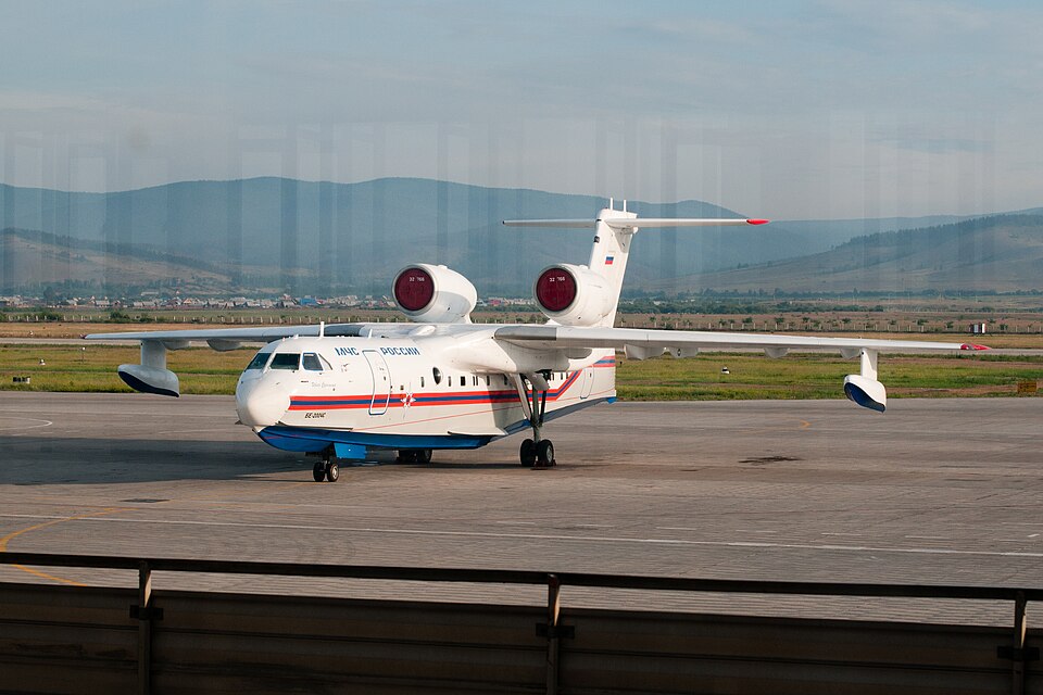 Fayl:Beriev Be-200, Ulan-Ude Airport.jpg