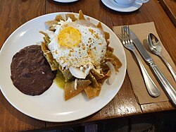 Tortilla chipslariga quyilgan sousli chilaquiles