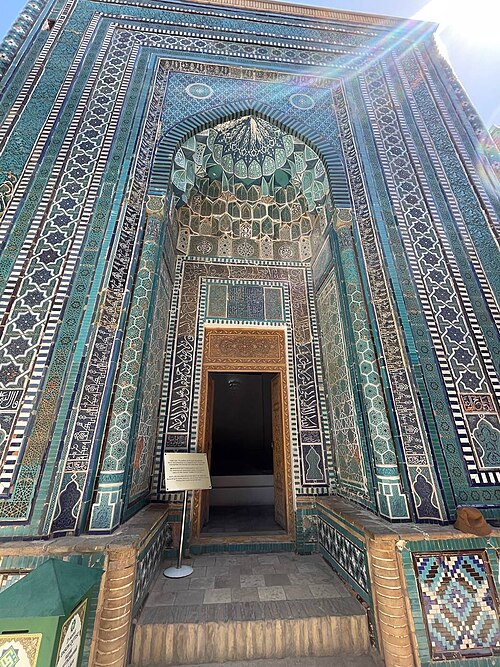 Fayl:Kutlug oko mausoleum.jpg