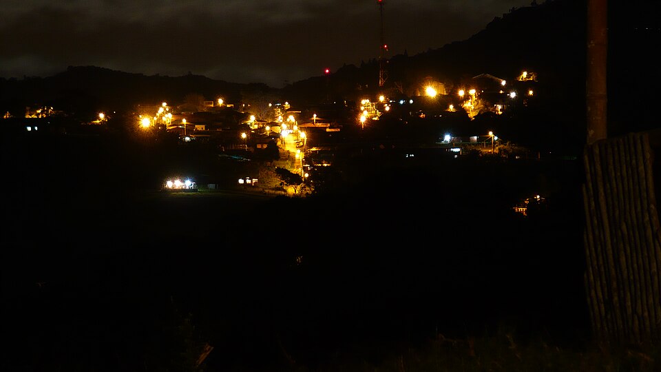 Fayl:La Cumbre De Noche.jpg