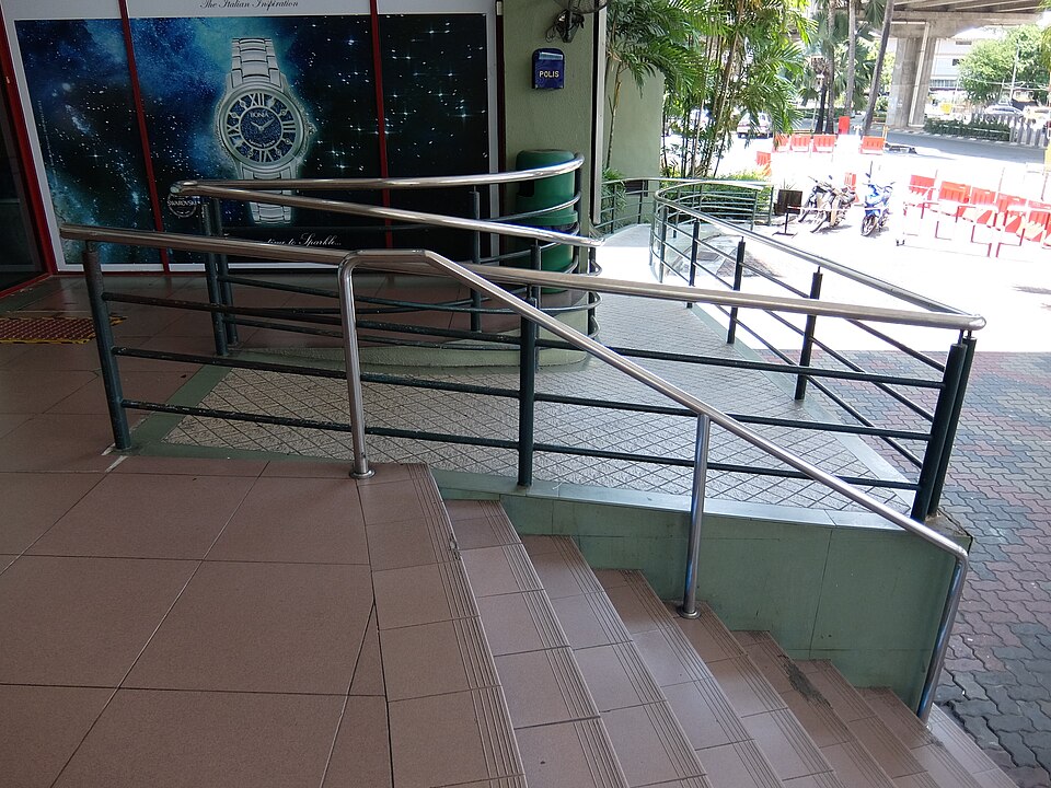 Fayl:Star Parade - Wheelchair Ramp.jpg