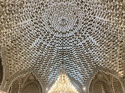 Muqarnas bezaklar bilan bezatilgan gumbaz osti, gumbaz bilan qoplangan asosiy namoz zalining ichki qismi