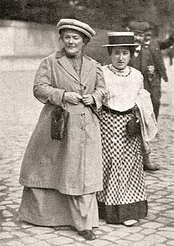 Clara Zetkin (chapda) Rosa Luxemburg (oʻngda) bilan, 1910-yil yanvar. Zetkin Xalqaro xotin-qizlar kuni tashabbusi bilan chiqqan.