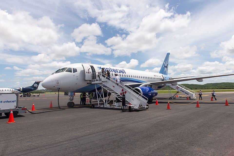 Fayl:15-07-15-Aeropuerto-Internacional-Ing-Alberto-Acuña-Ongay-RalfR-WMA 0912.jpg