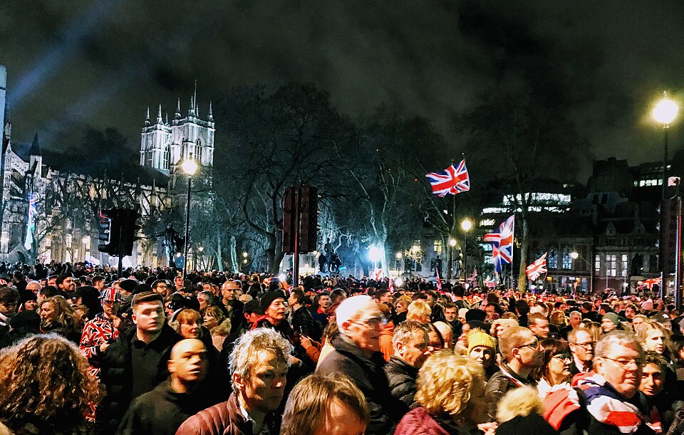 Fayl:Brexit crowds in Parliament Square.jpg