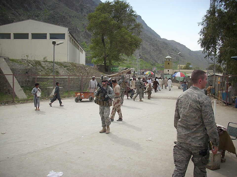 Fayl:Torkham in March 2010.jpg
