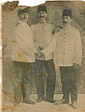 Usmonli 5-armiyasi (Shtab-kvartirasi Damashq) zobitlari. Chapdan oʻngga: Qoʻmondon Lutfiy, Mustafo Kamol Otaturk va Lütfi Mufit Oʻzdesh. (Bayrut, 1906-yil 15 iyul)