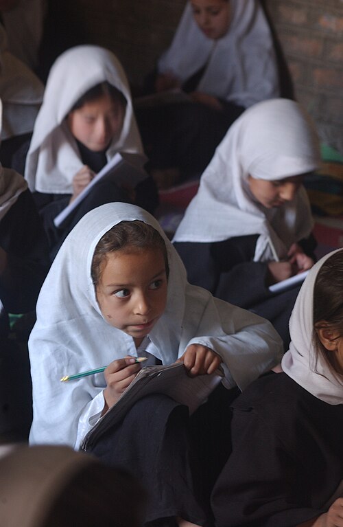 Fayl:Girls' classroom in Afghanistan.JPG