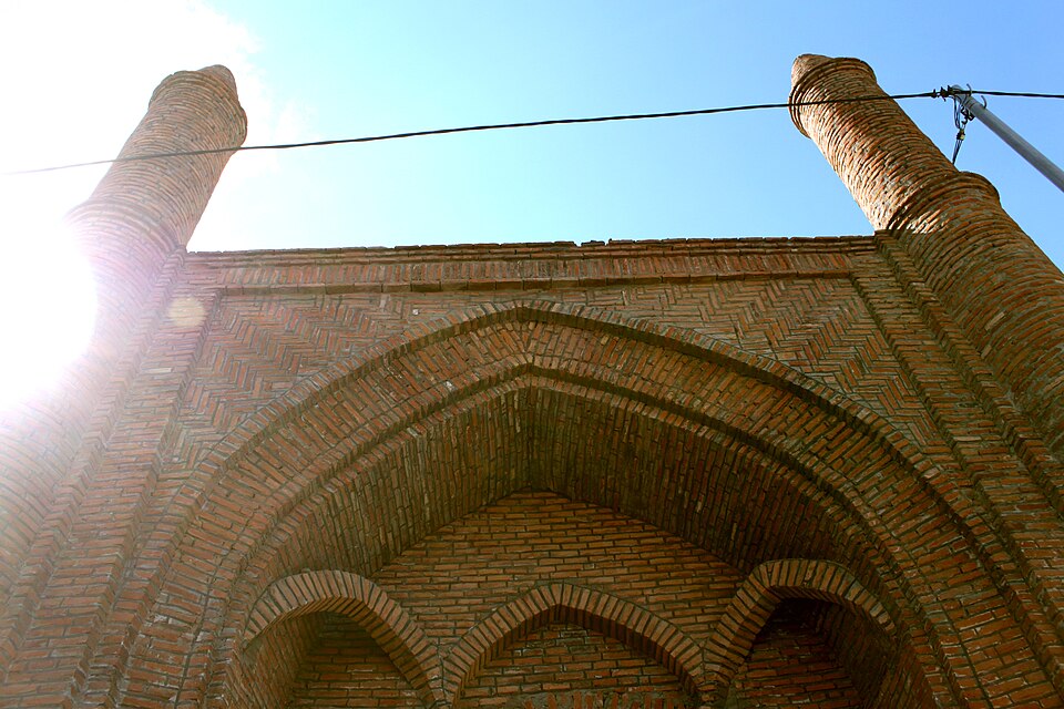 Fayl:Huseyniyye mosque in Ganja city.JPG