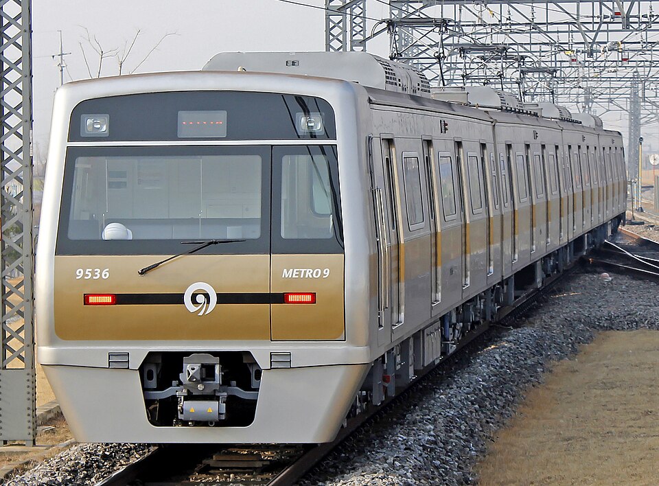 Fayl:Metro 9 Class 9000 EMU.jpg