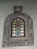 Masjid ichidagi ganch oʻymakorligi bilan ishlangan deraza panjarasi