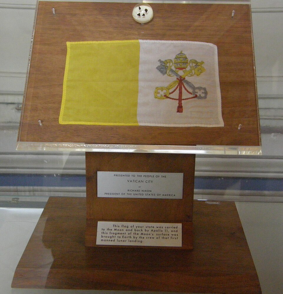 Fayl:Vatican-City-Moon-Flag.jpg
