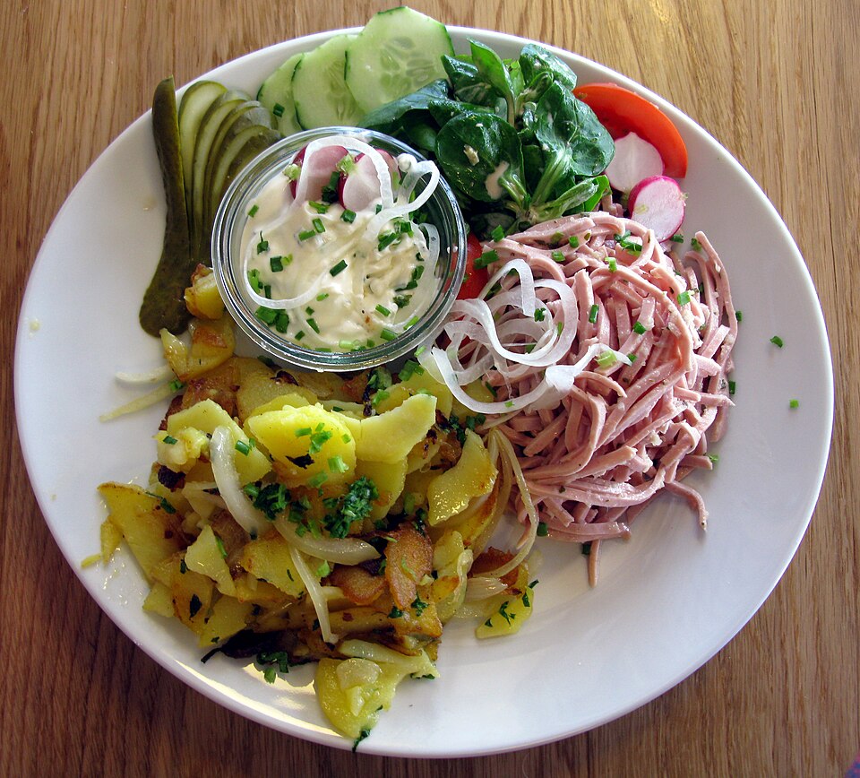 Fayl:Bibbeliskäs, Brägele und Wurstsalat.jpg