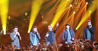 CNCO guruhining Fillmor Mayami-Bichdagi debyut konserti, 2016-yil 30-yanvar. Chapdan o'ngga : Joel, Erik, Richard, Kristofer, Zabdiel