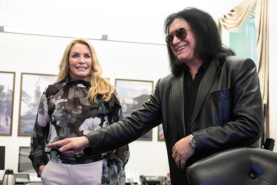 Fayl:Gene Simmonsa and Shannon Tweed-Simmons190516-D-SW162-1172.jpg
