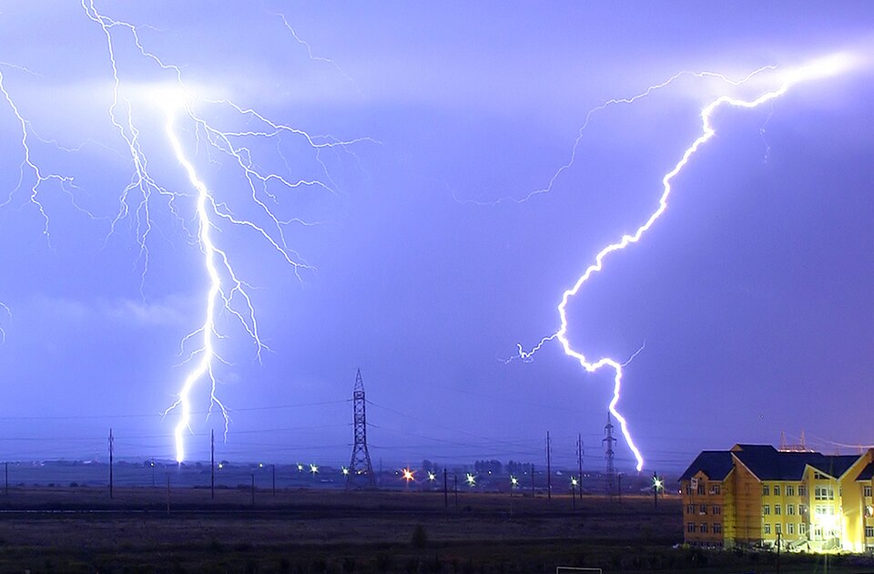 Fayl:Lightning over Oradea Romania zoom.jpg