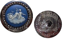Boulton kesilgan po'latlar bilan Vedgwood tugmasi, suv parisi va oilasi tasvirlangan, Angliya, taxminan 1760-yil. Diametri 32 mmdan sal kattaroq