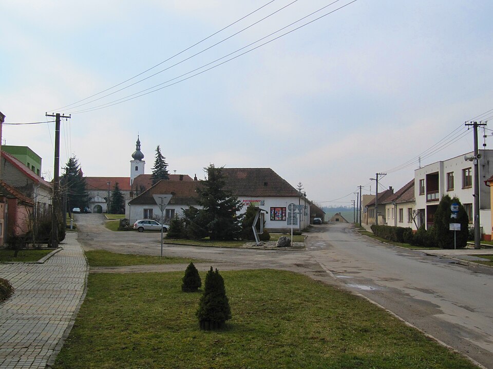 Fayl:Olbramkostel, náves.jpg