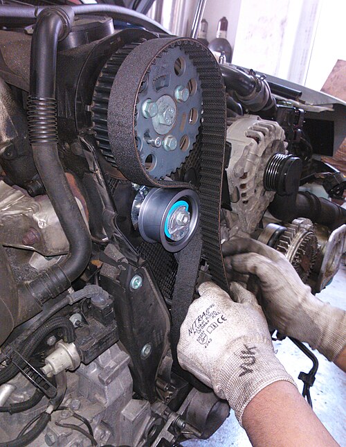 Fayl:Replacing a timing belt.jpg