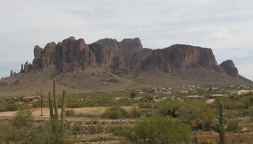 Fayl:Superstitionmountain.jpg