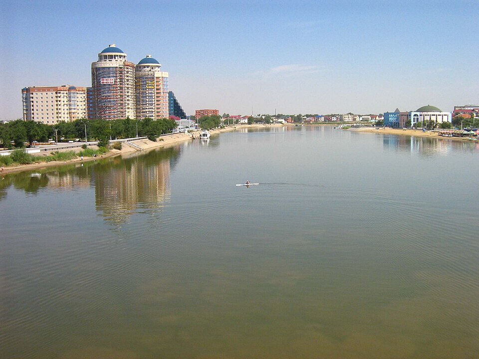 Fayl:Ural River Atyrau.JPG