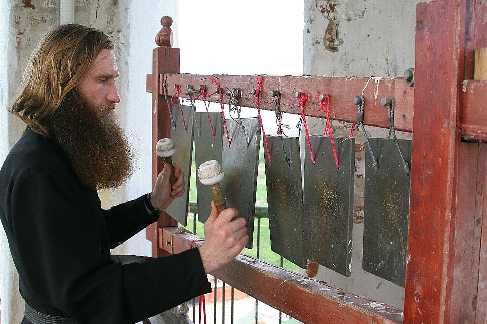 Fayl:Monk playing a semantron.jpg