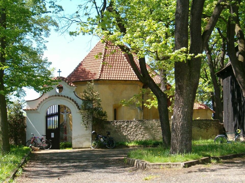 Fayl:Neumetely-kostel.jpg