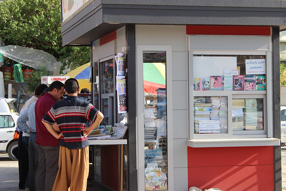 Fayl:Newsstand-iraqi-kurdistan-Arbil.JPG