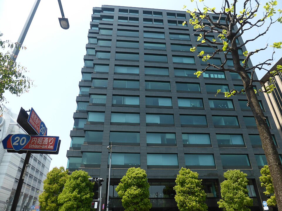 Fayl:南アフリカ大使館は内堀通り沿いに在る.jpg