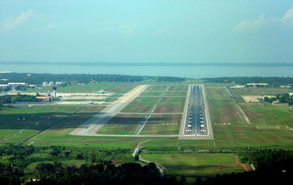 Fayl:22 boeing 772 app cmb.jpg