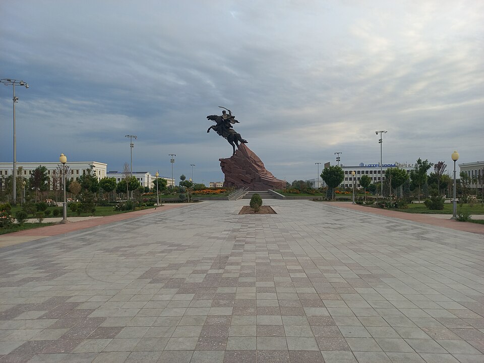 Fayl:Jaloliddin Manguberdi haykali 001.jpg