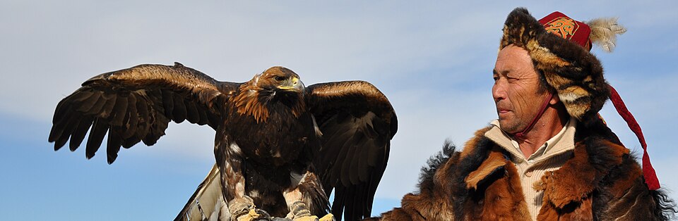Fayl:Kazakh-Mongolian Eagle Hunter.JPG