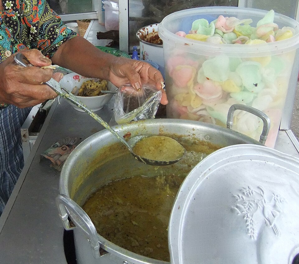 Fayl:Kuah lontong opor Cilacap.JPG