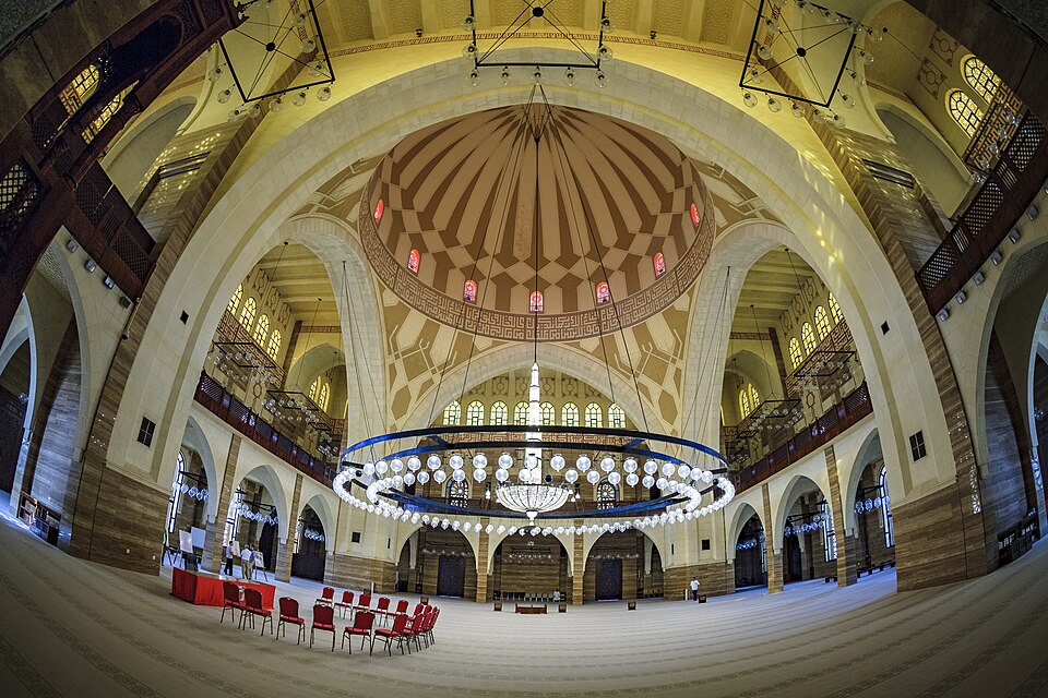 Fayl:MainPrayerHallFromMehrabofAlFatehMosque.jpg