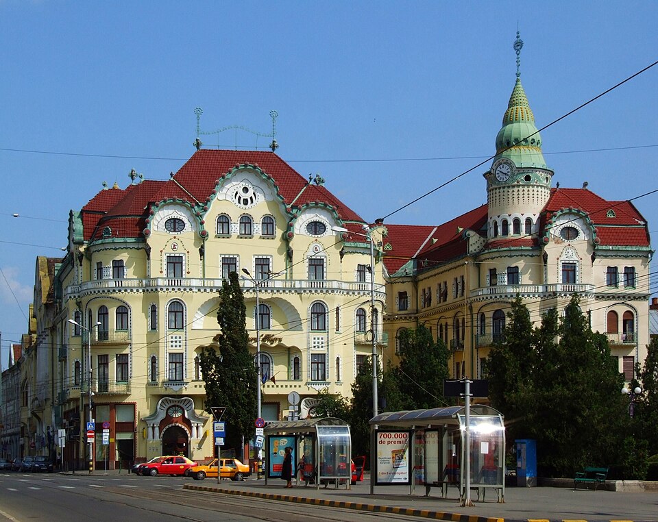 Fayl:Oradea (Nagyvárad) - piaţa Unirii.JPG