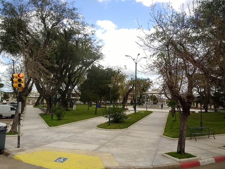 Fayl:Plaza Rivera, Minas.jpg