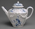 Rölyef shakli va bo'yalgan dekorli choynak. 1720-1727, Metropolitan san'at muzeyi, Nyu-York .