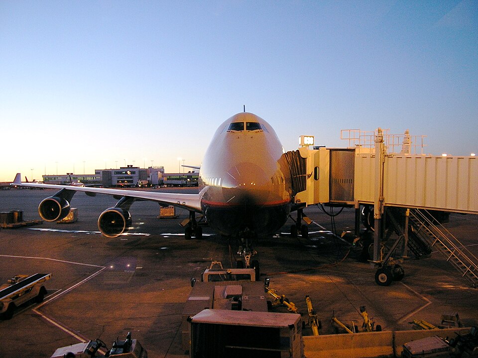 Fayl:UA 747 Denver.jpg