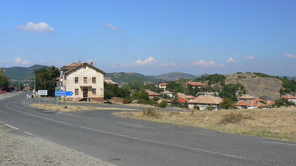 Fayl:Village-Zvezdel-Bulgaria.JPG