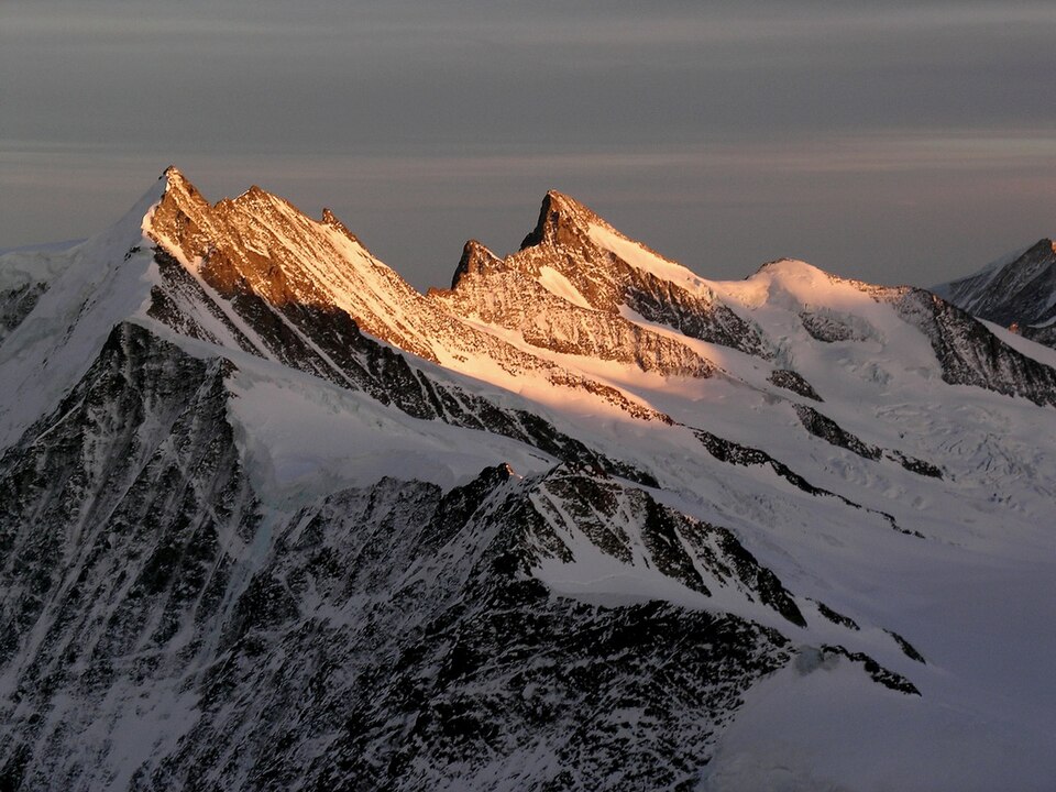 Fayl:Fiescherhorn and Grünhorn.jpg