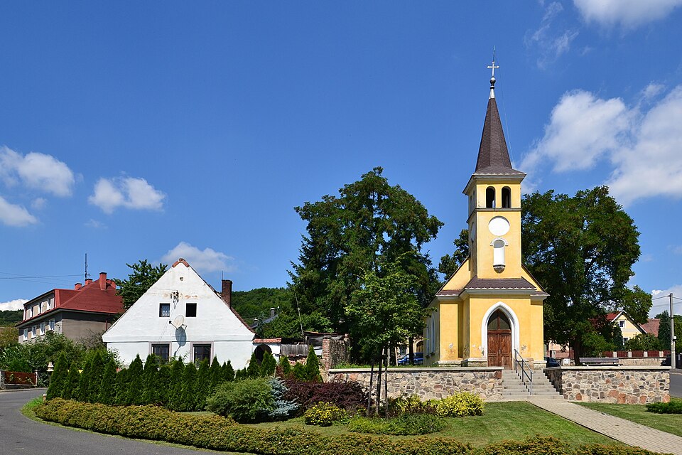 Fayl:Kladruby 2016-07-20 Kaple.jpg