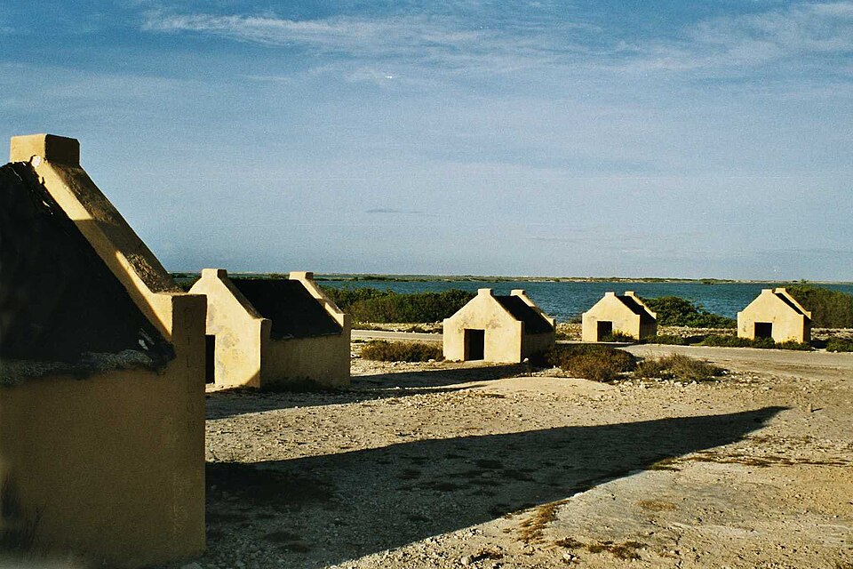 Fayl:Slave huts Bonaire.jpg